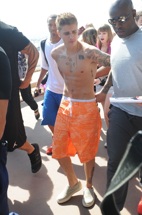 Justin Bieber, torse nu, se promène sur la Croisette lors du 67ème festival international du film de Cannes. Le 20 mai 2014.