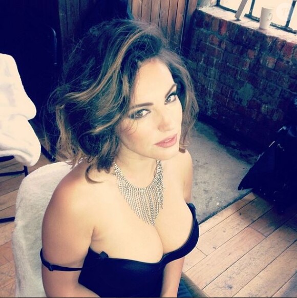 Kelly Brook à la coiffure et au maquillage dans les coulisses du shooting de son calendrier pour 2015.