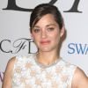 Marion Cotillard en tenue Dior arrive à la soirée des CFDA Fashion Awards 2014 à New York, le 2 juin 2014.
