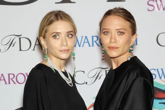 Ashley Olsen et Mary-Kate Olsen arrivent à la soirée des CFDA Fashion Awards 2014 à New York, le 2 juin 2014.