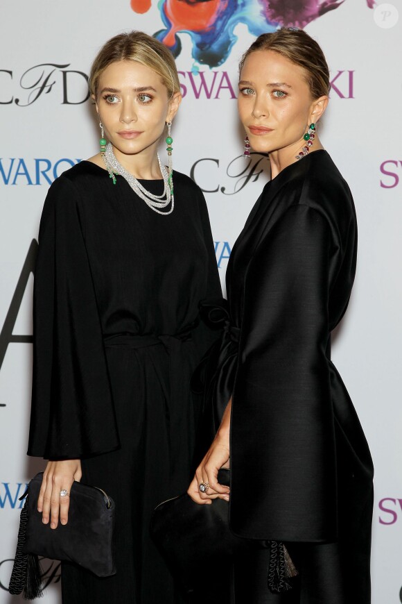 Ashley Olsen et Mary-Kate Olsen arrivent à la soirée des CFDA Fashion Awards 2014 à New York, le 2 juin 2014.