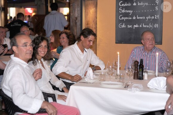 Le roi Juan Carlos voulait témoigner son amitié et remonter le moral de son champion. Rafael Nadal, avec sa compagne Xisca Perello, était l'invité du roi Juan Carlos Ier d'Espagne le 10 août 2012 au restaurant Flanigan, à Majorque.