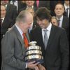 Le tennisman Rafael Nadal présente la Coupe Davis au roi Juan Carlos le 14 février 2012 à Madrid.