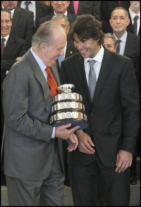 Le tennisman Rafael Nadal présente la Coupe Davis au roi Juan Carlos le 14 février 2012 à Madrid.
