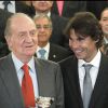 Rafael Nadal présente la Coupe Davis au roi Juan Carlos le 14 février 2012 à Madrid. 