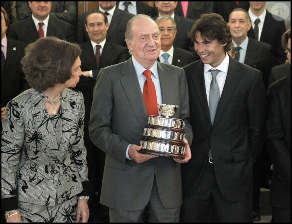 Rafael Nadal présente la Coupe Davis au roi Juan Carlos le 14 février 2012 à Madrid. 