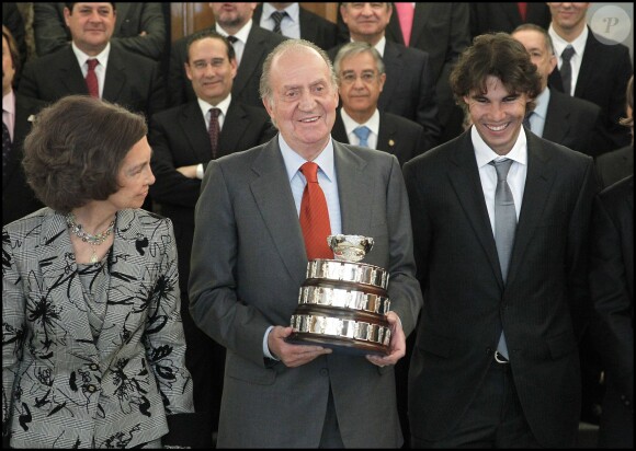 Rafael Nadal présente la Coupe Davis au roi Juan Carlos le 14 février 2012 à Madrid. 