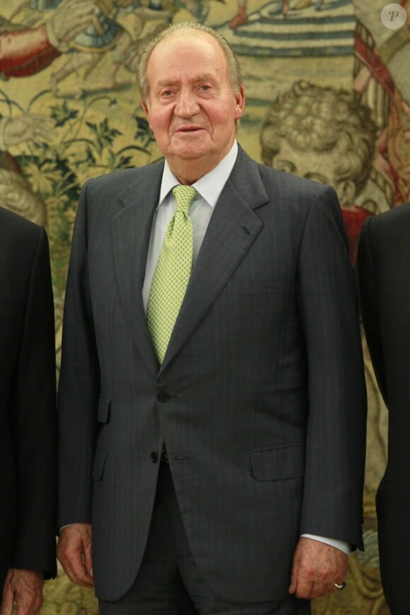 Pour sa première apparition officielle depuis l'annonce de son abdication, le roi Juan Carlos d'Espagne a reçu en audience le président directeur général de la chambre de commerce des Etats-Unis Thomas J. Donohue au palais de la Zarzuela à Madrid, le 2 juin 2014.
