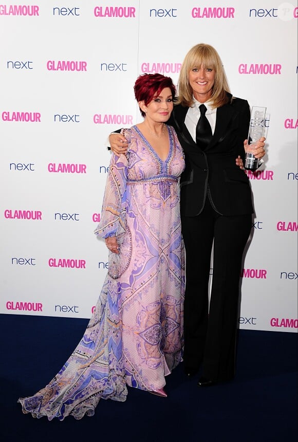 Sharon Osbourne et Jane Moore, journaliste de l'année, assistent aux Glamour Women Of The Year Awards 2014, au Berkeley Square Gardens. Londres, le 3 juin 2014.