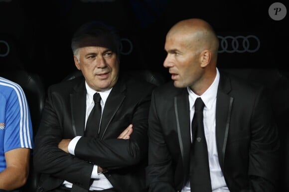 Carlo Ancelotti, l'entraineur du Real Madrid et Zinedine Zidane, assistant de l'entraîneur du Real Madrid, le 18 août 2013. 