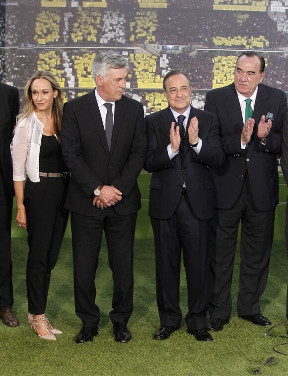 Carlo Ancelotti et sa future femme Mariann et Florentino Perez, durant sa présentation à Madrid, le 26 juin 2013. 