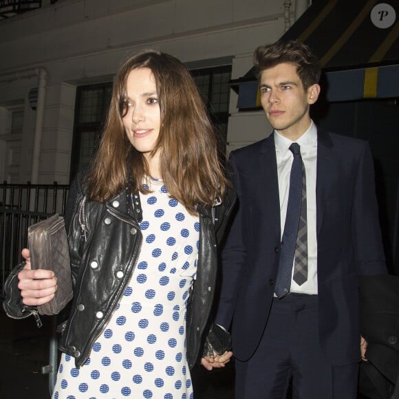 Keira Knightley et son mari James Righton à la sortie de la soirée privée "Pre-BAFTA" organisée par Harvey Weinstein à Londres, le 14 février 2014.