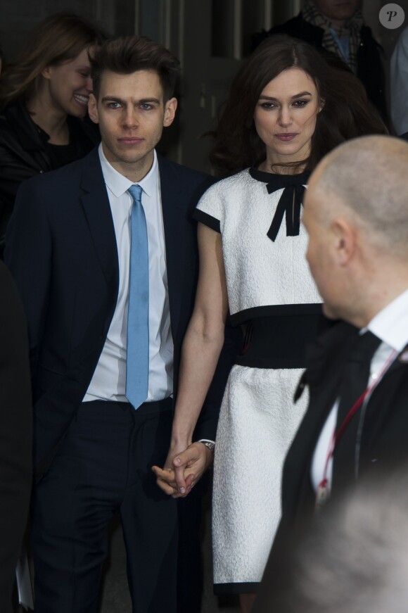 Keira Knightley et son mari James Righton arrivent au Grand Palais à Paris, le 4 mars 2014.