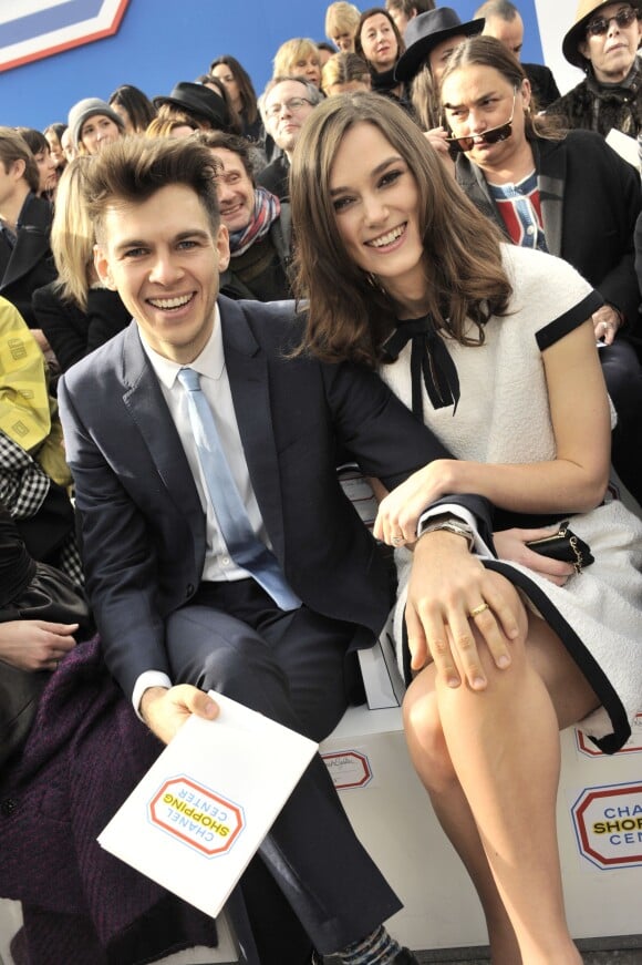 Keira Knightley et son mari James Righton complices et amoureux à Paris, le 4 mars 2014.