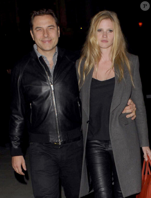 David Walliams et sa femme Lara Stone sortent du restaurant Chiltern Firehouse à Londres, le 17 avril 2014.