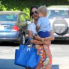 Alessandra Ambrosio, craquante en top blanc et jupe fendue, profite d'un bel après-midi avec son fils Noah au Brentwood Country Mart à Brentwood. Los Angeles, le 4 juin 2014.