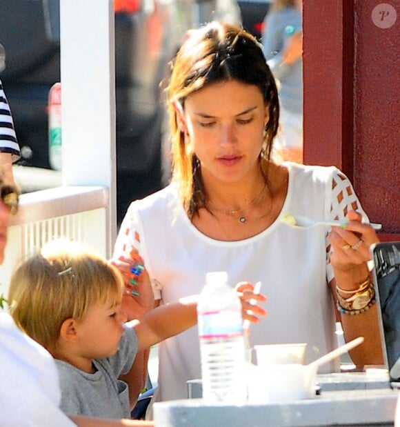 Alessandra Ambrosio et son fils Noah déjeunent sur la terrasse d'un restaurant au Brentwood Country Mart à Brentwood. Los Angeles, le 4 juin 2014.