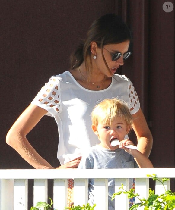 Alessandra Ambrosio et son fils Noah au Brentwood Country Mart à Brentwood. Los Angeles, le 4 juin 2014.