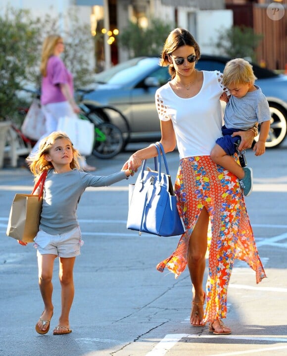 Alessandra Ambrosio et ses enfants Anja et Noah se baladent au Brentwood Country Mart. Los Angeles, le 4 juin 2014.