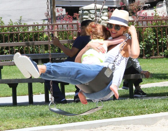 Jessica Alba et sa fille Haven font de la balançoire à Beverly Hills Los Angeles, le 31 mai 2014