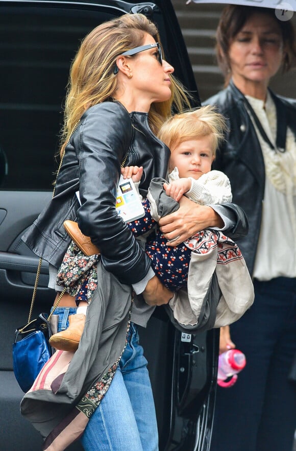 Gisele Bündchen se rend sur le tournage d'une publicité pour Chanel No. 5 avec sa fille Vivian Lake Brady à New York le 28 mai 2014.