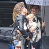 Gisele Bündchen se rend sur le tournage d'une publicité pour Chanel No. 5 avec sa fille Vivian Lake Brady à New York le 28 mai 2014.