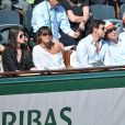 Charlotte Gainsbourg et Yvan Attal, Patrick Bruel et sa compagne Caroline aux Internationaux de France de tennis de Roland Garros à Paris, le 6 juin 2014