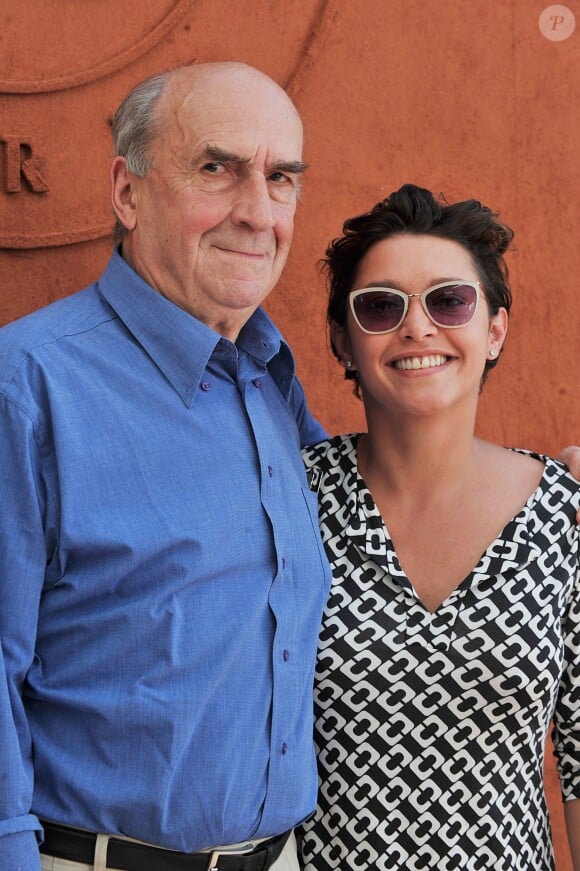 Emma de Caunes et son grand-père Marcel au village des Internationaux de France de tennis de Roland Garros à Paris, le 6 juin 2014