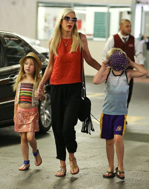 Tori Spelling et ses enfants à Beverly Hills le 30 mai 2014.