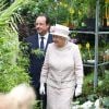La reine Elizabeth II d'Angleterre, François Hollande à l'occasion d'une visite du marché aux fleurs - qui porte le nom Elizabeth II - à Paris le 7 juin 2014.
