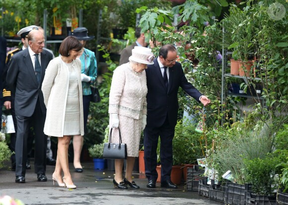 Le prince Philip, duc d'Edimbourg, Anne Hidalgo, la reine Elisabeth II d'Angleterre, François Hollande à l'occasion d'une visite du marché aux fleurs - qui porte le nom Elizabeth II - à Paris le 7 juin 2014.