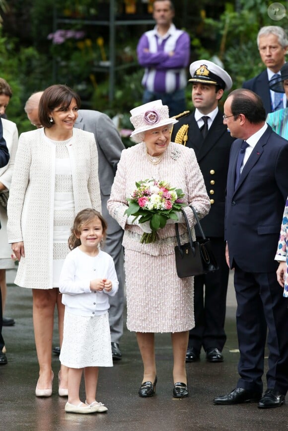 Anne Hidalgo, la reine Elizabeth II d'Angleterre, François Hollande à l'occasion d'une visite du marché aux fleurs - qui porte le nom Elizabeth II - à Paris le 7 juin 2014.