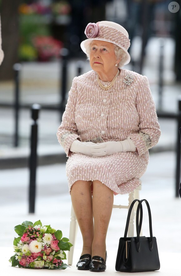 La reine Elizabeth II d'Angleterre à l'occasion d'une visite du marché aux fleurs - qui porte le nom Elizabeth II - à Paris le 7 juin 2014.