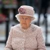 La reine Elizabeth II d'Angleterre à l'occasion d'une visite du marché aux fleurs - qui porte le nom Elizabeth II - à Paris le 7 juin 2014.