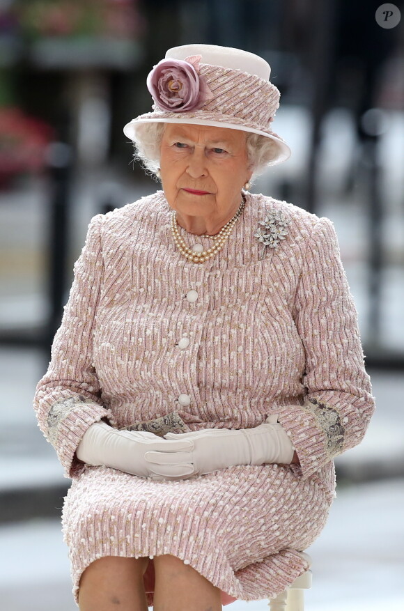 La reine Elizabeth II d'Angleterre à l'occasion d'une visite du marché aux fleurs - qui porte le nom Elizabeth II - à Paris le 7 juin 2014.