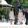 Le prince Philip, duc d'Edimbourg, Anne Hidalgo, la reine Elizabeth II d'Angleterre, François Hollande à l'occasion d'une visite du marché aux fleurs - qui porte le nom Elizabeth II - à Paris le 7 juin 2014.