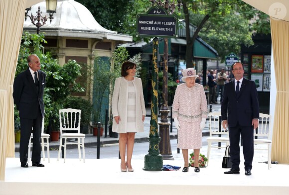 Le prince Philip, duc d'Edimbourg, Anne Hidalgo, la reine Elizabeth II d'Angleterre, François Hollande à l'occasion d'une visite du marché aux fleurs - qui porte le nom Elizabeth II - à Paris le 7 juin 2014.