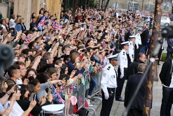 Ambiance - La reine Elizabeth II d'Angleterre visite le marché aux fleurs à Paris le 7 juin 2014.