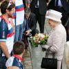 La reine Elizabeth II d'Angleterre à l'occasion d'une visite du marché aux fleurs - qui porte le nom Elizabeth II - à Paris le 7 juin 2014.