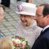 La reine Elisabeth II d'Angleterre, François Hollande à l'occasion d'une visite du marché aux fleurs - qui porte le nom Elizabeth II - à Paris le 7 juin 2014.