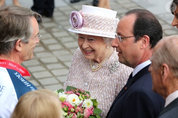 La reine Elisabeth II d'Angleterre, François Hollande à l'occasion d'une visite du marché aux fleurs - qui porte le nom Elizabeth II - à Paris le 7 juin 2014.