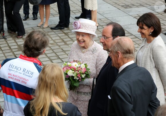 La reine Elisabeth II d'Angleterre, François Hollande à l'occasion d'une visite du marché aux fleurs - qui porte le nom Elizabeth II - à Paris le 7 juin 2014.