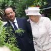 La reine Elisabeth II d'Angleterre, François Hollande à l'occasion d'une visite du marché aux fleurs - qui porte le nom Elizabeth II - à Paris le 7 juin 2014.