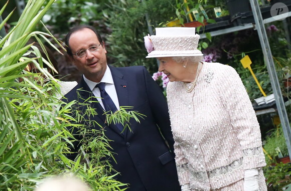 La reine Elisabeth II d'Angleterre, François Hollande à l'occasion d'une visite du marché aux fleurs - qui porte le nom Elizabeth II - à Paris le 7 juin 2014.