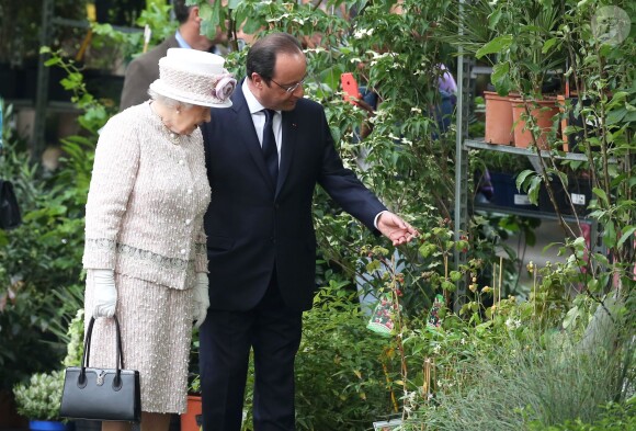 La reine Elisabeth II d'Angleterre, François Hollande à l'occasion d'une visite du marché aux fleurs - qui porte le nom Elizabeth II - à Paris le 7 juin 2014.
