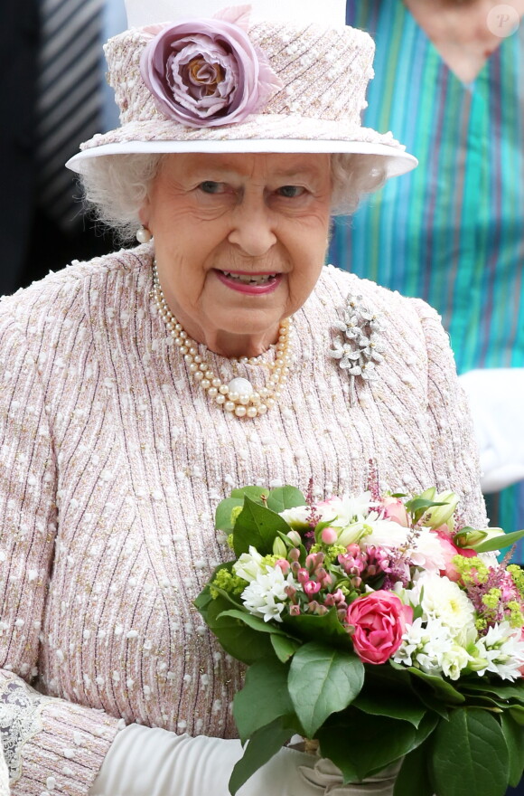 La reine Elizabeth II d'Angleterre à l'occasion d'une visite du marché aux fleurs - qui porte le nom Elizabeth II - à Paris le 7 juin 2014.