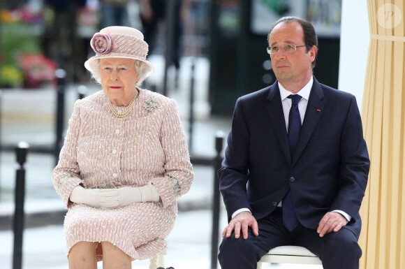 La reine Elizabeth II d'Angleterre, François Hollande à l'occasion d'une visite du marché aux fleurs - qui porte le nom Elizabeth II - à Paris le 7 juin 2014.