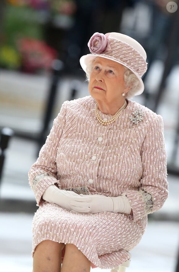La reine Elizabeth II d'Angleterre à l'occasion d'une visite du marché aux fleurs - qui porte le nom Elizabeth II - à Paris le 7 juin 2014.