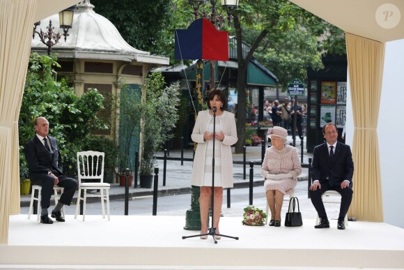 Le prince Philip, duc d'Edimbourg, Anne Hidalgo, la reine Elizabeth II d'Angleterre, François Hollande à l'occasion d'une visite du marché aux fleurs - qui porte le nom Elizabeth II - à Paris le 7 juin 2014.
