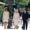 Anne Hidalgo, la reine Elizabeth II d'Angleterre, François Hollande à l'occasion d'une visite du marché aux fleurs - qui porte le nom Elizabeth II - à Paris le 7 juin 2014.